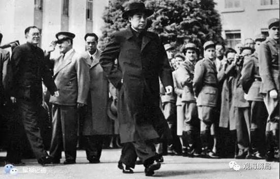 （1954年4月，周总理步入日内瓦会议会场）