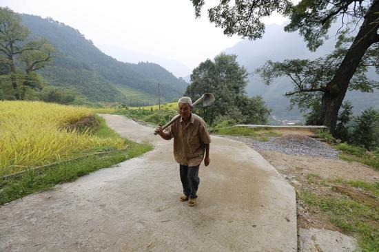 刘继忠走在他修了45年的山路上（2016年9月6日摄）新华社发（蒋人轲 摄）