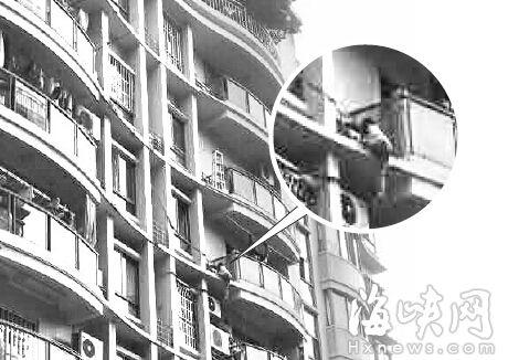 小男孩爬至6楼空调架上，一只腿已经伸出，也有不少邻居在阳台上呼喊劝说