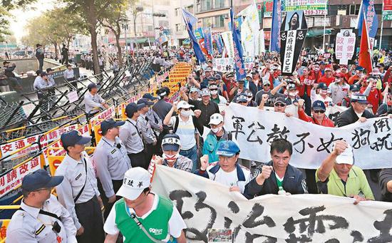 “年金改革座谈会高雄场”昨天登场，警方严阵以待；场外爆发零星冲突，并有上千人集结绕行会场，表达对年金政策的不满。（图片来源：台湾《联合报》）