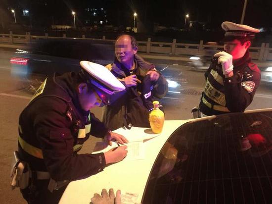酒驾男子向交警打起酒广告