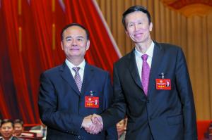 十二届市政协主席苏志佳与十三届市政协主席刘悦伦（右）握手合影。