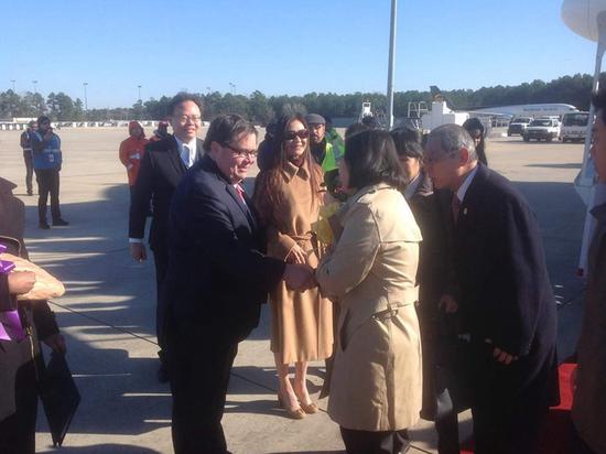 得州共和党众议员费伦侯（Blake Farenthold）机场迎接蔡英文，在脸书秀握手照片