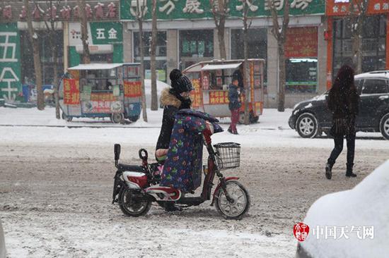 8日，辽宁多地出现降雪，给居民出行带来影响。