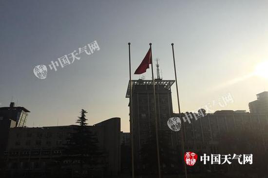昨天，北京海淀蓝天开始显现。杨兴 摄