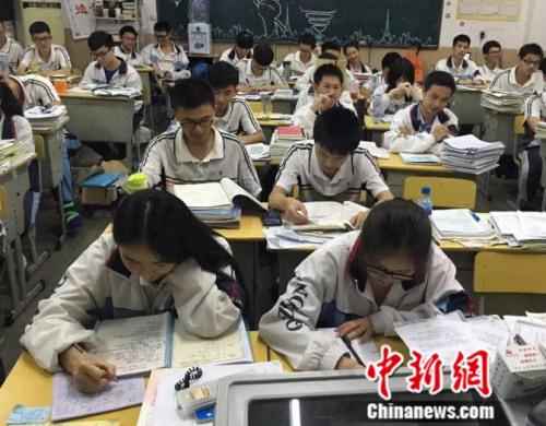 资料图：福建省泉州七中同学紧张备战高考。