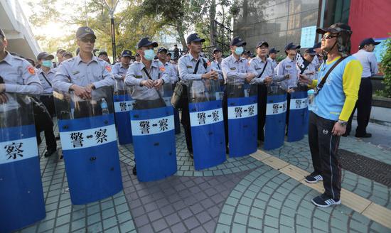 维安警员感慨：脱下制服一样会上街头。（图片来源：台湾《联合报》）