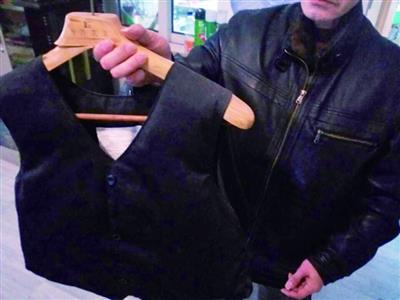 为了安全起见,周先生出门都穿着网上购买的防弹衣。金陵晚报记者 于志兵 摄