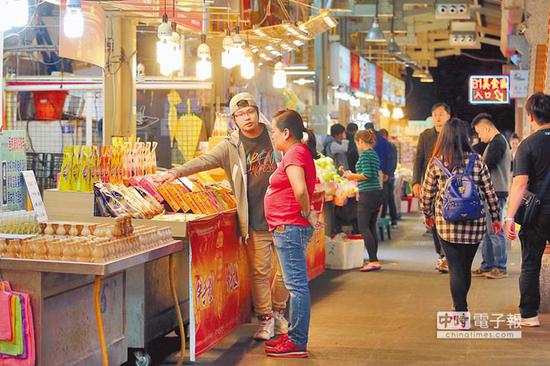陆客大减，原本人潮络绎不绝的台北士林夜市来客数不若以往。（图片来源：台湾《中时电子报》）