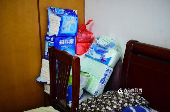 房间的角落里堆放着大量成人尿不湿。