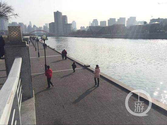 天津之眼下的河堤旁，这里就是气球射击摊曾经摆放的地方。