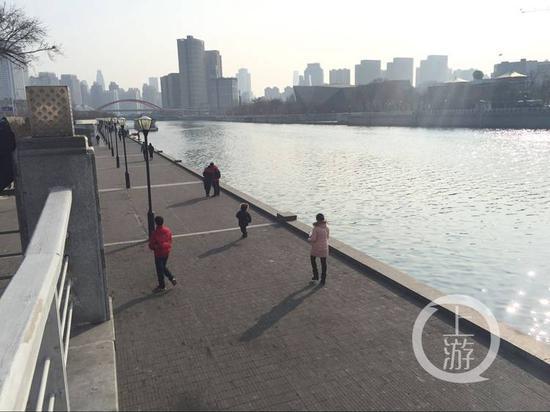 天津之眼下的河堤旁,这里就是气球射击摊曾经摆放的地方。
