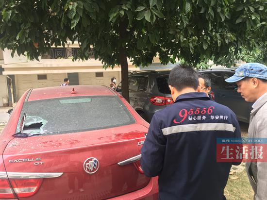 被砸坏的车辆