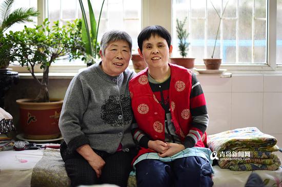 尹爱莲（右）原本是公交集团一名公交司机