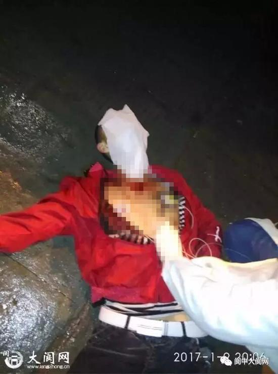 事发现场,一男子身亡。(图片来源大阆网)