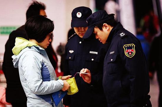 一位女士持无效票乘坐地铁被查处。 记者 陈飞波 实习生 郭政昊 摄