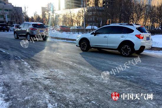 1月9日，辽宁抚顺天气寒冷，出现道路结冰。