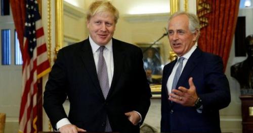 资料图片:英国外相约翰逊和美国共和党参议员考克。