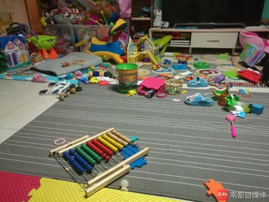 ▲南都记者看到，葛女士家里堆满了小孩的玩具，桌子上，沙发上到处都是，显得较为凌乱。