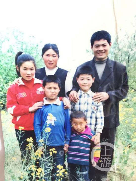 吴春红一家,其中最右男性为吴春红。