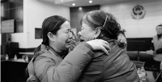 母女俩时隔26年终于相见，相拥而泣。