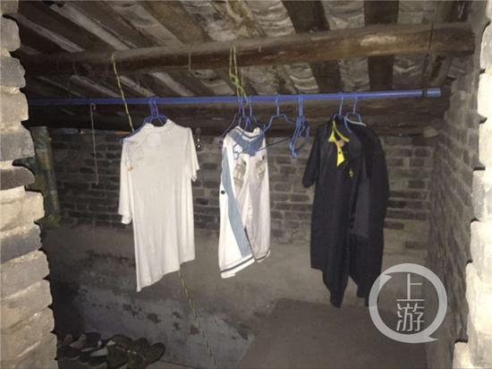 吴波家中的二楼,仍挂着他夏天的衣服。