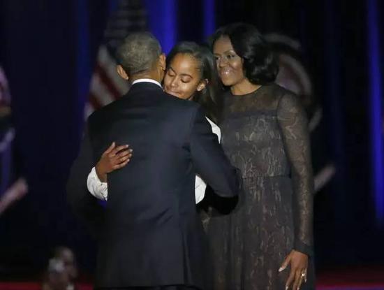 ▲奥巴马在告别演说中与家人深情拥抱