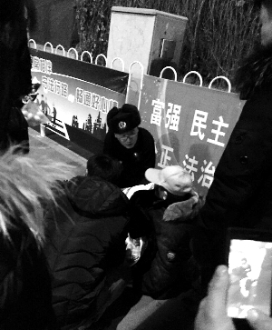 付海龙将外套给受伤老人盖上,并陪老人聊天。网友供图