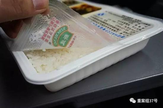 乘客打开高铁列车盒饭食用。网络图片