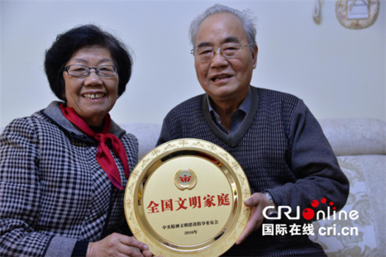 呼秀珍和爱人的合影（谢文静 摄）