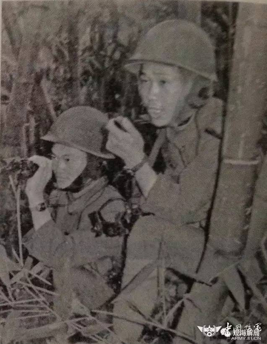 （张大权[左]在观察敌情）