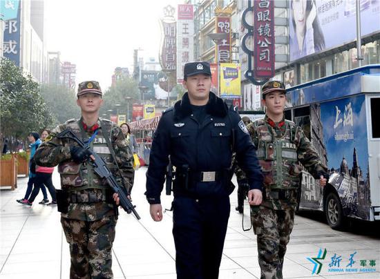 ↑步巡组正在南京路步行街巡逻。