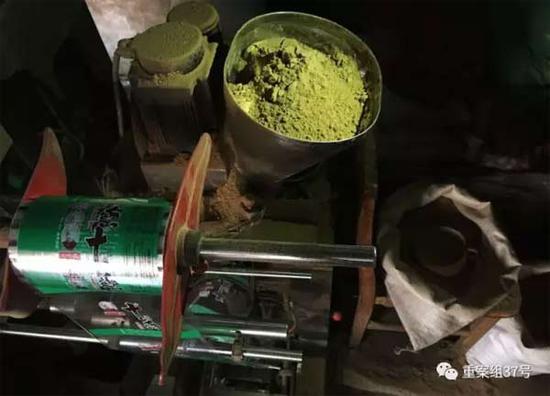 2017年1月11日，天津独流镇七堡村河北一条的一村民家中，一台生产假十三香的罐装机。 新京报记者 大路 摄