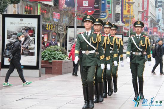 ↑上海南京路上巡逻的十中队战士。新华社记者陈曦 摄