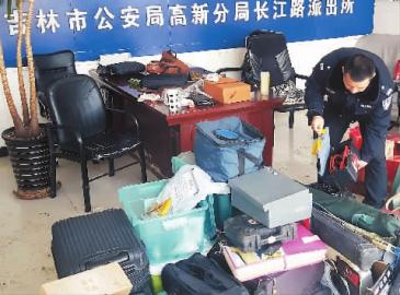 民警在整理孟某盗窃的物品 新文化记者李洋摄