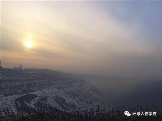 王振海曾见证了抚顺煤矿产业的鼎盛时期。图为抚顺西露天煤矿。(本刊记者朱东君摄)