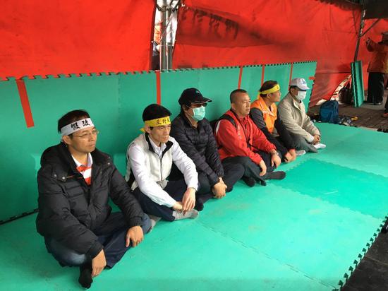抗议台当局年金改革会议擅改地点，6位军公教劳代表16日起接续绝食。（图片来源：台湾《联合报》）