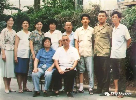 王振海夫妇同子女合影,后排右二为王建平(资料图片)。