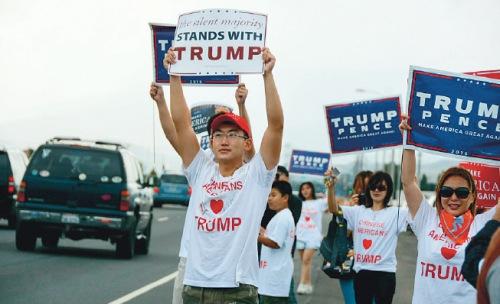 特朗普竞选期间，华裔助选团在路边高举标语支持特朗普。（美国《侨报》/资料图)