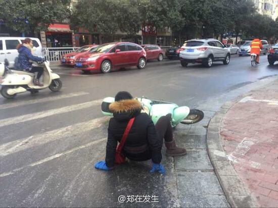 路面结冰,有市民摔倒。 微博@郑在发生 图