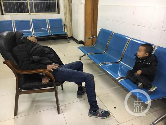 强强(化名)哭喊着想把爸爸喊起来。