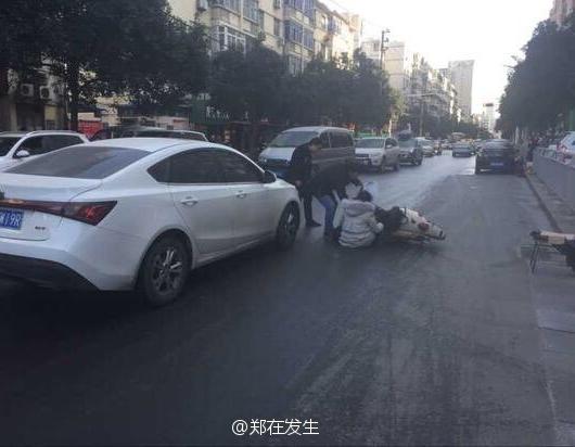 路面结冰,有市民摔倒。 微博@郑在发生 图