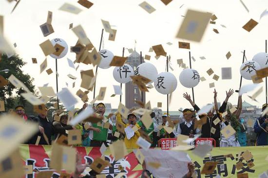 台湾“军公教劳”团体举着白灯笼撒纸钱，为蔡英文当局“送终”。（图片来源：台湾《中时电子报》）