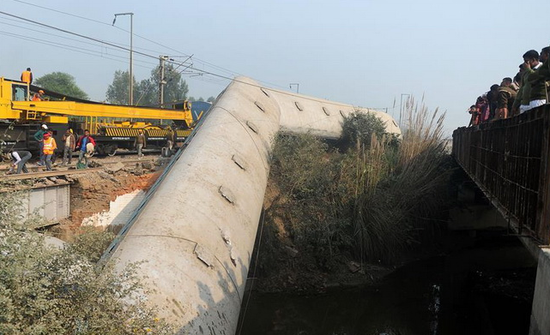 印度一列快速列车脱轨 导致至少32人死亡