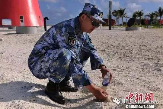 杨志亮收集海水与沙子