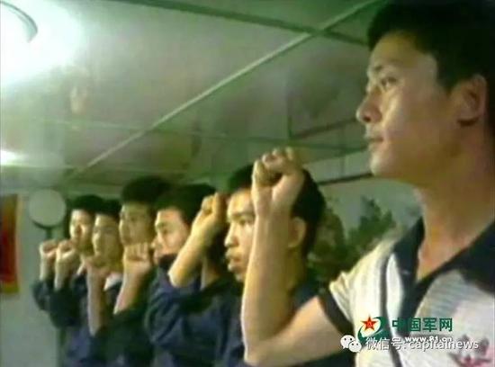 当年的海战前,杨志亮与战友们一起宣誓。(录像画面截图)