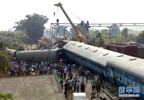 这是1月22日在印度东南部安得拉邦维济亚讷格勒姆地区拍摄的火车脱轨事故现场。截至当地时间22日傍晚，印度安得拉邦一火车站附近21日发生的列车脱轨事故已造成至少39人死亡、50多人受伤。 新华社发