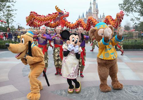 1月11日，迪士尼卡通人物在巡游表演中与观众互动。新华社记者 丁汀 摄