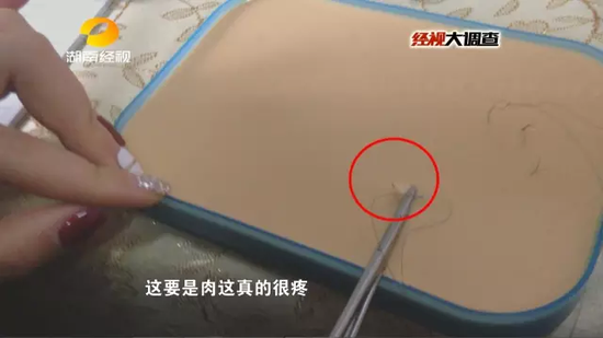 刘老师让学员在练习皮上练习双眼皮手术