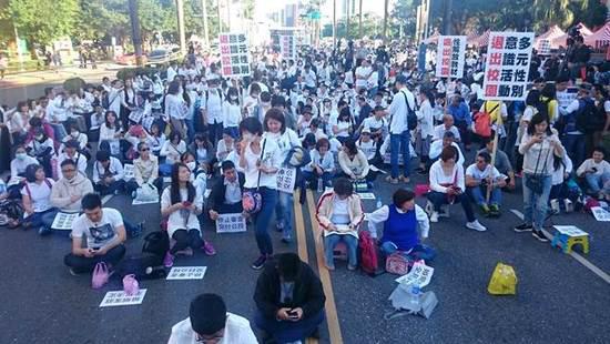 台湾反“同婚”民众再围“立法院”抗议陈情。（图片来源：台湾《中国时报》）